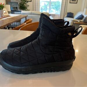 Women’s bogs winter ankle boots size 8